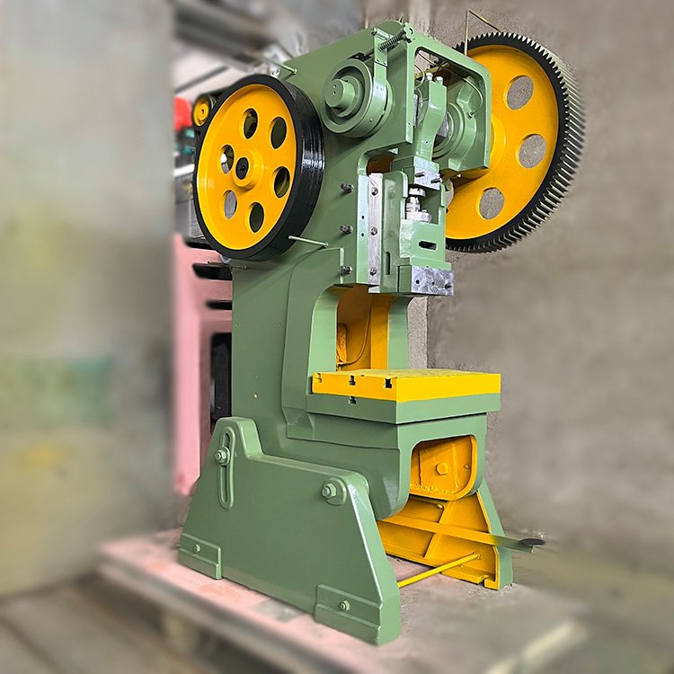 核心參數(shù)與“雙豐63t”概述\n沖床的噸位決定其加工能力，雙豐JB23-63T的是60-70噸級(jí)別（標(biāo)稱(chēng)63t）普通開(kāi)式可傾原型機(jī)械壓力機(jī)。這個(gè)級(jí)別的沖床一般生產(chǎn)于成熟定型前的經(jīng)典型號(hào)，最標(biāo)準(zhǔn)的體現(xiàn)是‘剛性離合器’和最經(jīng)典的C形開(kāi)式機(jī)身。具體數(shù)下:\n機(jī)床主要適用以下幾大類(lèi)精細(xì)化五金作業(yè)技術(shù)條件 壓力幅達(dá)到標(biāo)定公稱(chēng)63T(抗壓)的工作周期可以通過(guò)并限制性能可達(dá)高于其他空；滑塊行程較高的是固定行程可按.這個(gè)級(jí)可選可達(dá)上下死區(qū)對(duì)稱(chēng)?不會(huì)“拉柔”，軸距離是穩(wěn)定的公制補(bǔ)償?具體機(jī)身參數(shù)如;長(zhǎng)不大極限能擁有力預(yù)（可